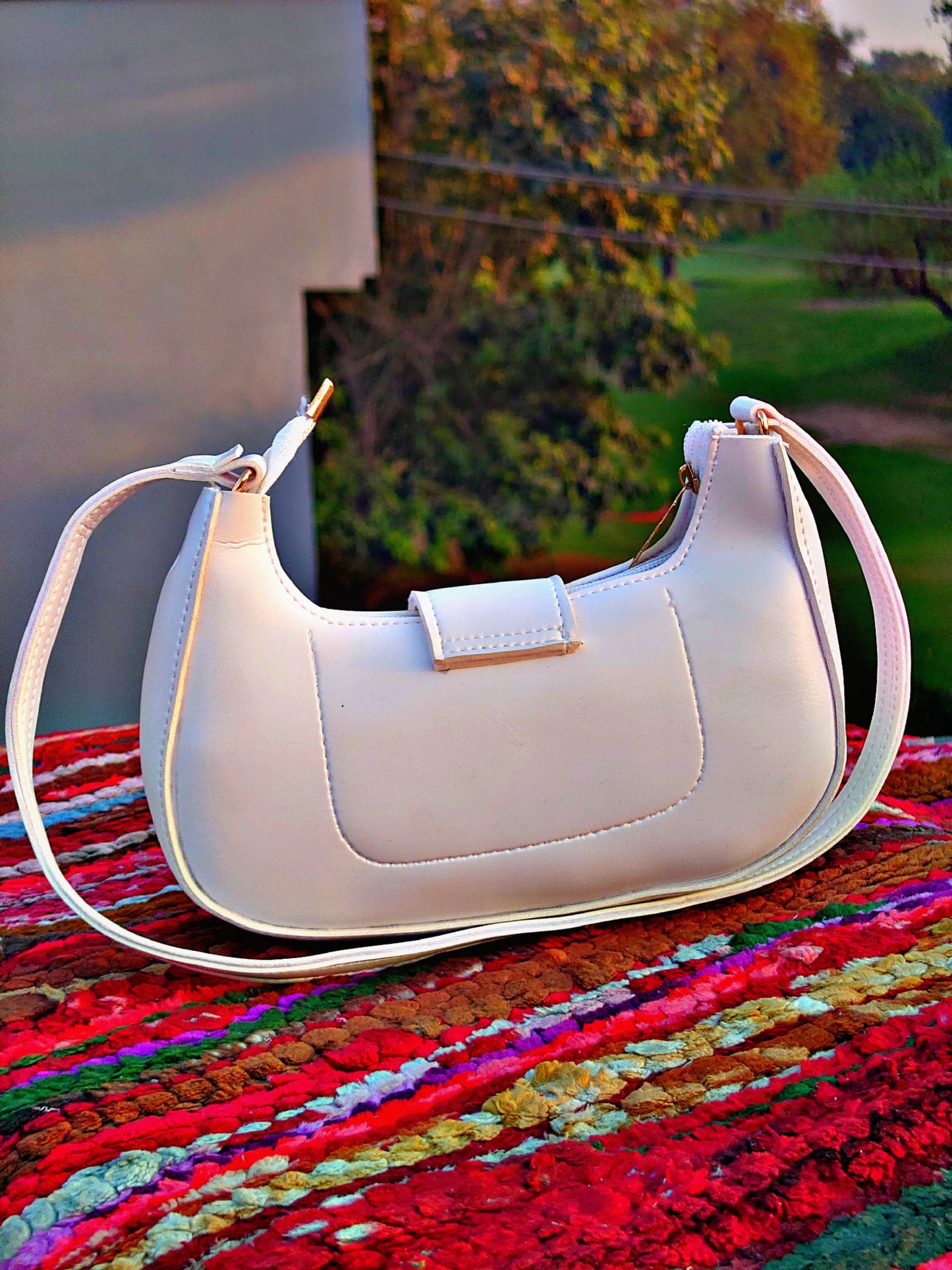 white shoulder hand bag